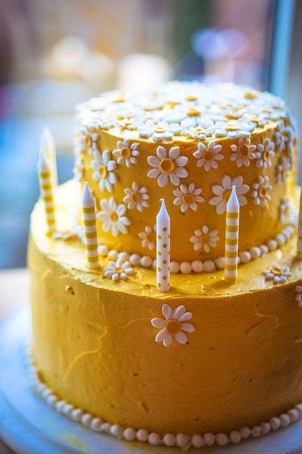 Birthday cake with daisies
